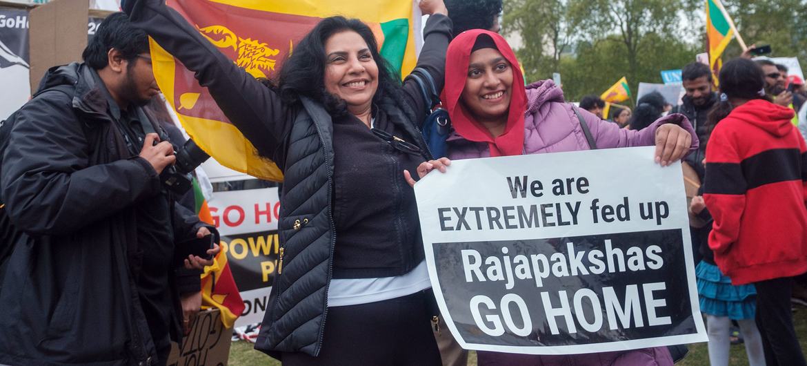 تظاهرکنندگان نارضایتی خود را از دولت سریلانکا در تظاهراتی در لندن در ماه مه 2022 ابراز می کنند.