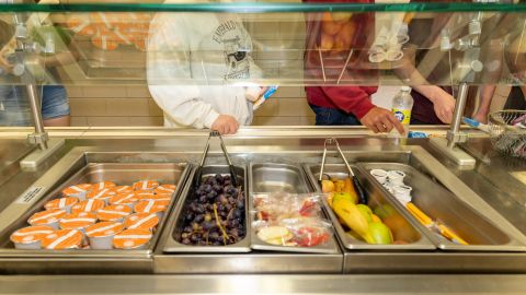 شش منطقه از 28 مدرسه در شهرستان اوکلند در میشیگان قیمت وعده های غذایی خود را افزایش داده اند.