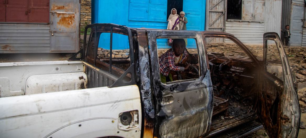 کودکی درون خودرویی نشسته است که در جریان درگیری در منطقه تیگری در شمال اتیوپی سوخته است.