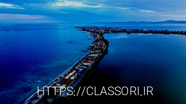 Free photo aerial shot of houses on narrow shore in the middle of the sea